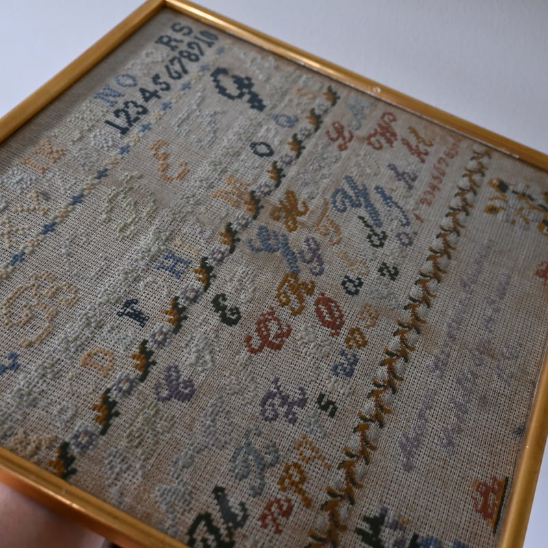 イギリスアンティークサンプラー刺繍額入り sampler frame / アンティーク 刺繍サンプラーの額装 | landverse