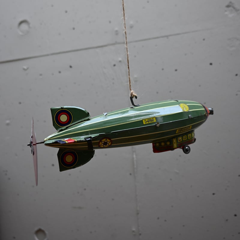 Tin Airship Toy / ビンテージブリキの飛行船のビンテージ | landverse