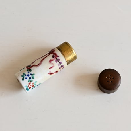 フランス  陶器と真鍮の調味料入れ
