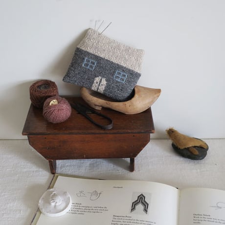 (受注生産) Tvistsom - Embroidery Kit・Ornament [ House ] Flannel gray x Nougat - Wool Thread (EK-074)