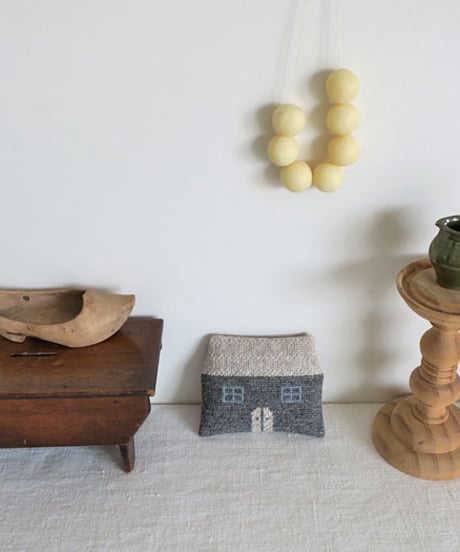 (受注生産) Tvistsom - Embroidery Kit・Ornament [ House ] Flannel gray x Nougat - Wool Thread (EK-074)