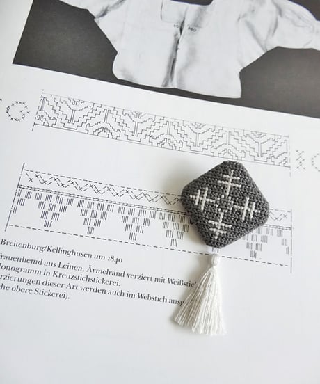 (受注生産) Tvistsom - Embroidery Kit・Brooch [ Cross - Sami ] Dark gray - Cotton Thread (EK-040)