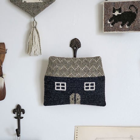 (受注生産) Tvistsom - Embroidery Kit・Ornament [ House ] Charcoal black x Khaki - Wool Thread (EK-076)