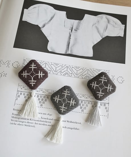 (受注生産) Tvistsom - Embroidery Kit・Brooch [ Cross - Sami ] Dark brown - Cotton Thread (EK-039)
