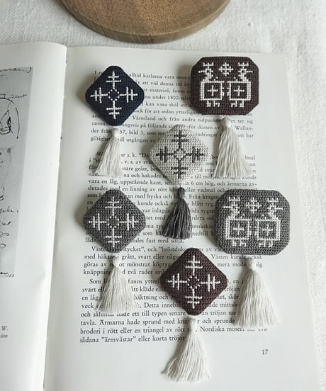 (受注生産) Tvistsom - Embroidery Kit・Brooch [ Cross - Sami ] Dark brown - Cotton Thread (EK-039)