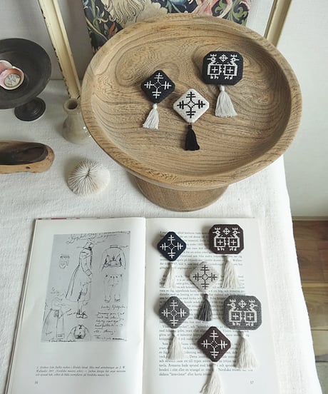 (受注生産) Tvistsom - Embroidery Kit・Brooch [ Cross - Sami ] Dark gray - Cotton Thread (EK-040)