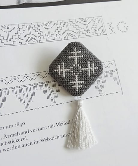 (受注生産) Tvistsom - Embroidery Kit・Brooch [ Cross - Sami ] Dark gray - Cotton Thread (EK-040)