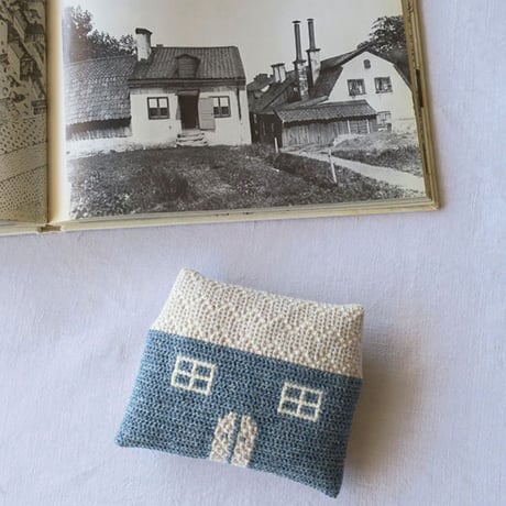 (受注生産) Tvistsom - Embroidery Kit・Ornament [ House ] Marine blue x Gray ivory - C&W Thread (EK-083)
