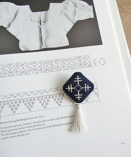 (受注生産) Tvistsom - Embroidery Kit・Brooch [ Cross - Sami ] Navy - Cotton Thread (EK-041)
