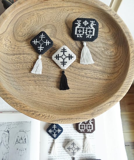 (受注生産) Tvistsom - Embroidery Kit・Brooch [ Cross - Sami ] Black - Cotton Thread (EK-038)