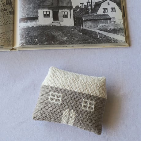 (受注生産) Tvistsom - Embroidery Kit・Ornament [ House ] Flax beige x Ecru - Cotton Wool Thread (EK-082)