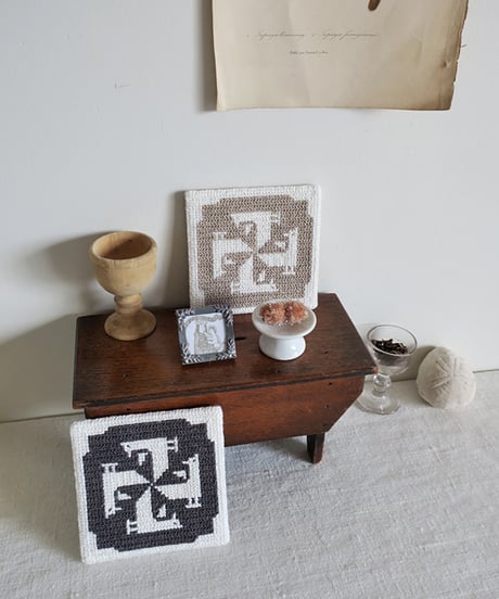 Tvistsom - Embroidery Work・Square Item★作品販売★ [ Birds-Pinwheel ] Beige - Linen&C Thread (EW-006)
