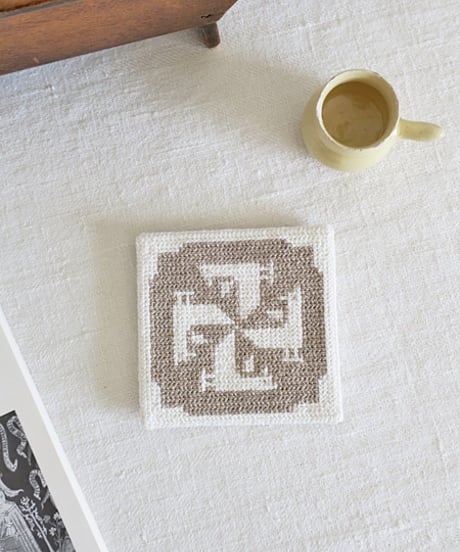 Tvistsom - Embroidery Work・Square Item★作品販売★ [ Birds-Pinwheel ] Beige - Linen&C Thread (EW-006)