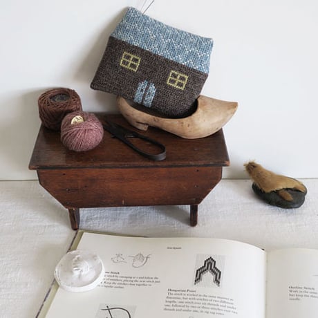 (受注生産) Tvistsom - Embroidery Kit・Ornament [ House ] Donkey brown x Topaz blue - Wool Thread (EK-073)