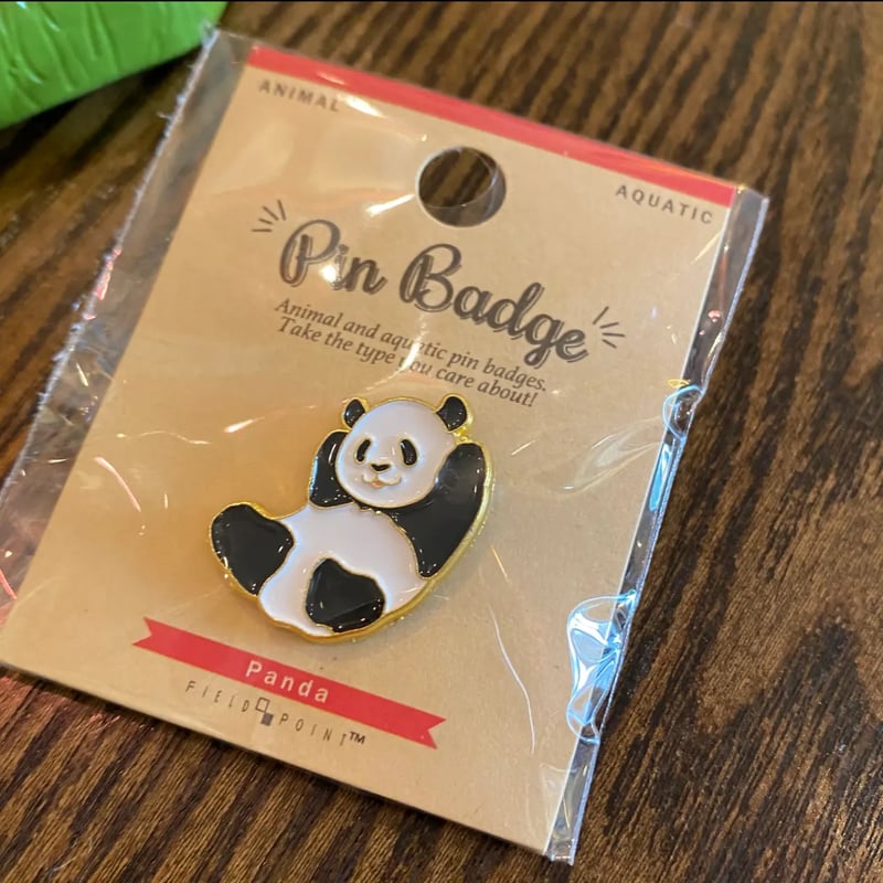 ワールド商事】ごろんパンダのピンバッジ | ぱんだ珈琲店 通販部