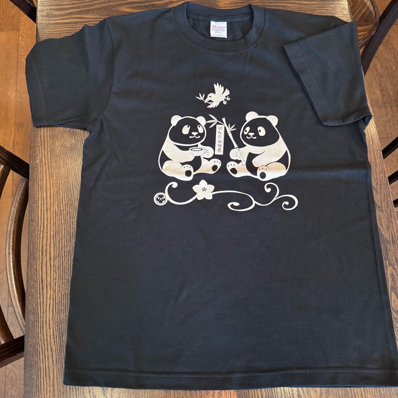 ぱんだ珈琲店オリジナルTシャツ2025 「福を呼ぶ双子パンダ」 | ぱんだ
