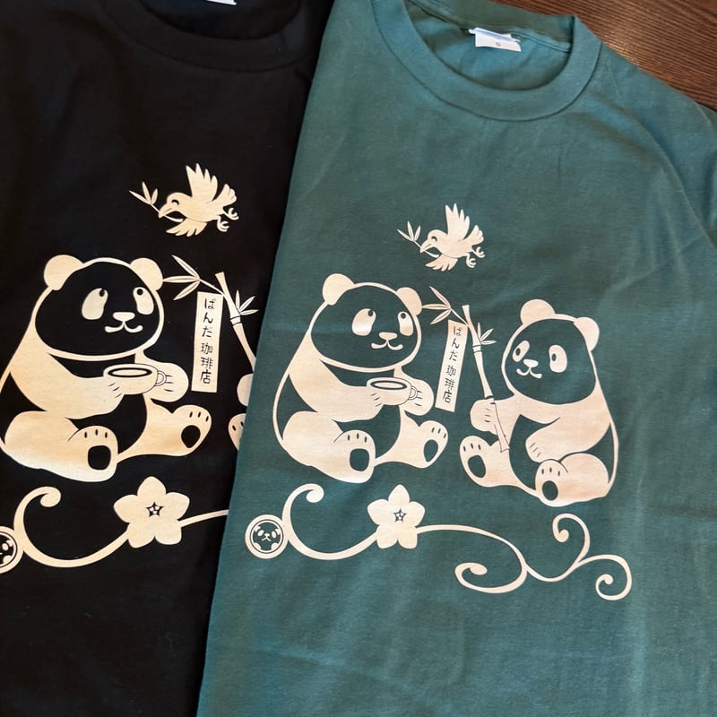 ぱぱんだパンダ　punpeebim tシャツ ぱんだ珈琲店オリジナルTシャツ2025 「福を呼ぶ双子パンダ」 | ぱんだ