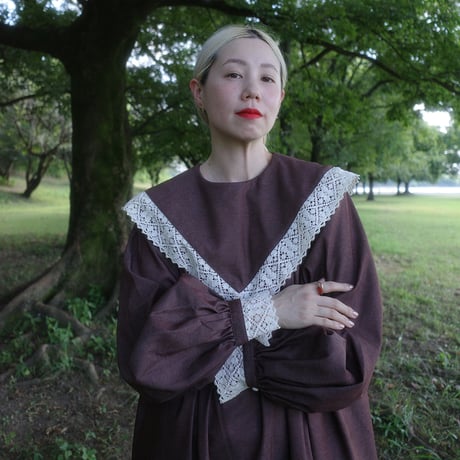 "walk happily" lace collar dress - brown