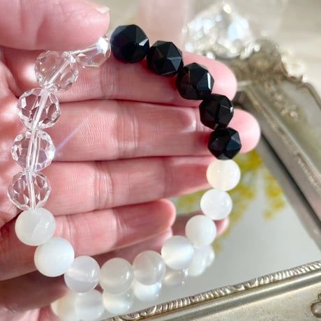 ブレスレット　ホワイトムーンストーン・水晶・モリオン