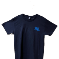 ストリート風ポップロゴTシャツ(黒×青)