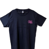 ストリート風ポップロゴTシャツ(黒×ピンク)