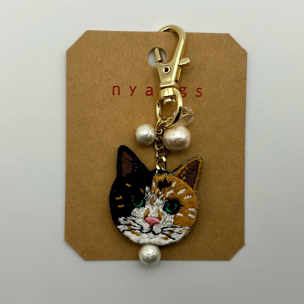 毛並みまで感じる猫刺繍のキーホルダー 三毛猫 | 泥猫倶楽部