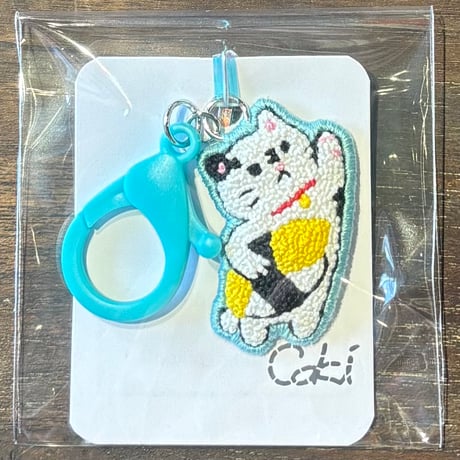 ｃｏｋｉ 特大寿司を持って飛ぶ猫 刺繍キーホルダー A