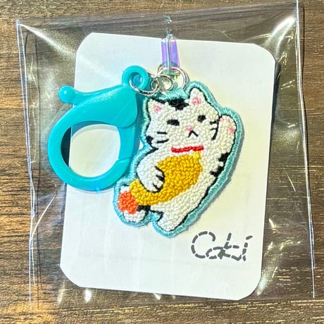 ｃｏｋｉ ケリケリを持って飛ぶ猫 刺繍キーホルダー