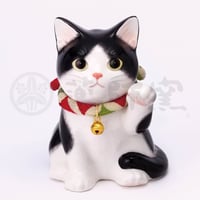 うちの招き猫 ハチワレ子猫 左手