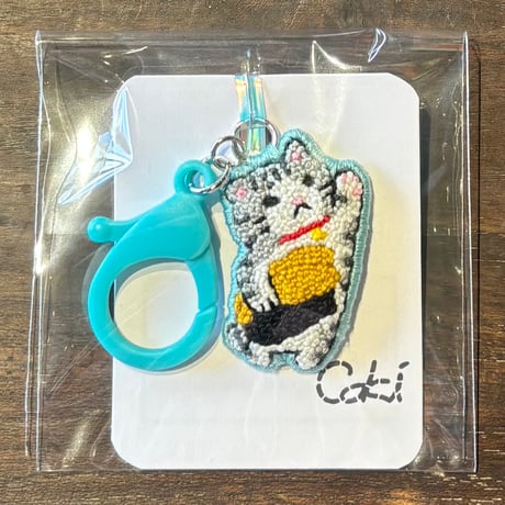ｃｏｋｉ 特大寿司を持って飛ぶ猫 刺繍キーホルダー A