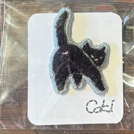 ｃｏｋｉ おしりを見せつける猫 刺繍ブローチ