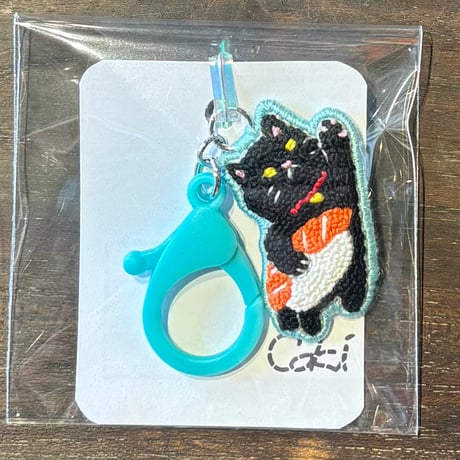 ｃｏｋｉ 特大寿司を持って飛ぶ猫 刺繍キーホルダー A