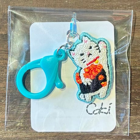 ｃｏｋｉ 特大寿司を持って飛ぶ猫 刺繍キーホルダー A