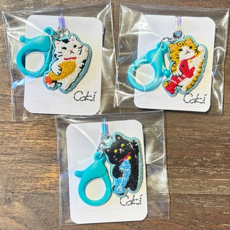 ｃｏｋｉ ケリケリを持って飛ぶ猫 刺繍キーホルダー