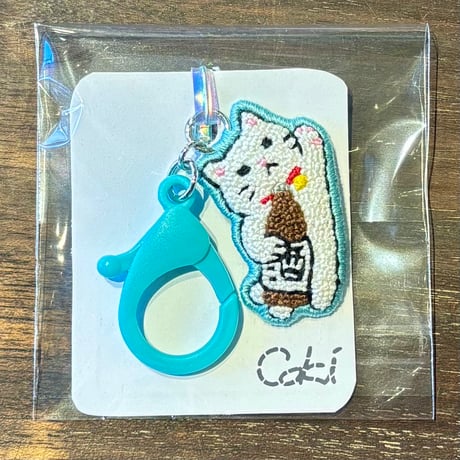 ｃｏｋｉ 一升瓶を持って飛ぶ猫 刺繍キーホルダー