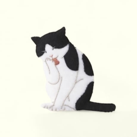 フェルトと刺繍でつくる猫のブローチ ハチワレ