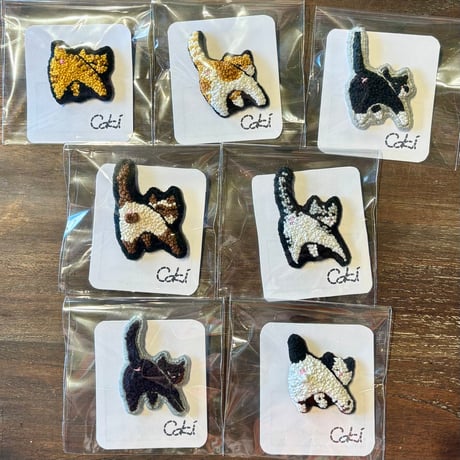 ｃｏｋｉ おしりを見せつける猫 刺繍ブローチ