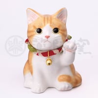 うちの招き猫 トラ子猫 左手