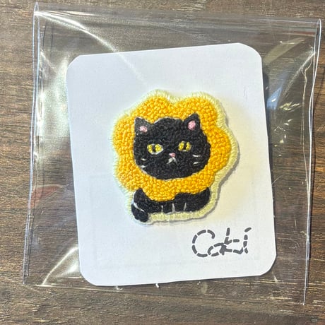 ｃｏｋｉ エリザベスカラー猫 刺繍ブローチ
