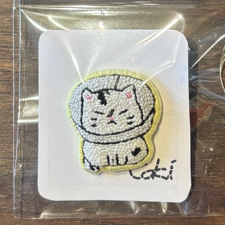 ｃｏｋｉ エリザベスカラー猫 刺繍ブローチ