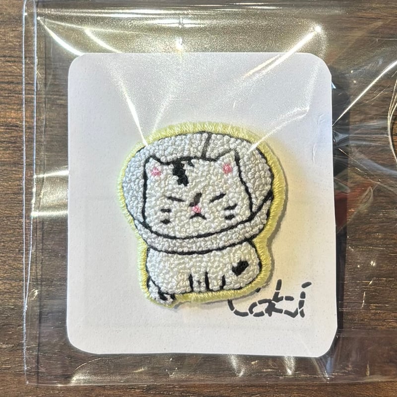 coki エリザベスカラー猫 刺繍ブローチ | 泥猫倶楽部