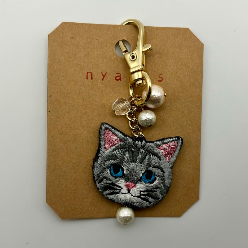 ミ*ケ様 ハンドメイド刺繍キーホルダー　三毛猫さんと雀 ミケネコ キーホルダー 猫 刺繍 ネコ 三毛猫 チャーム ペット