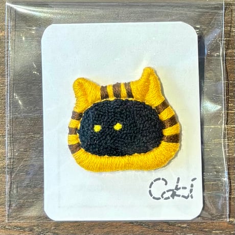 ｃｏｋｉ 猫ハウス 刺繍ブローチ