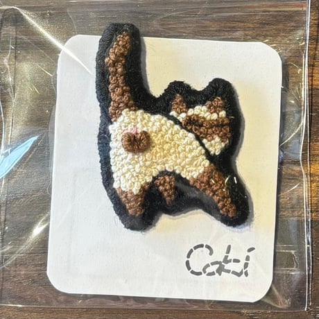 ｃｏｋｉ おしりを見せつける猫 刺繍ブローチ