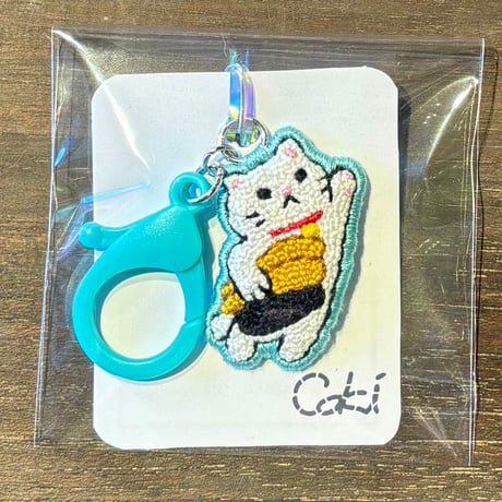 ｃｏｋｉ 特大寿司を持って飛ぶ猫 刺繍キーホルダー B