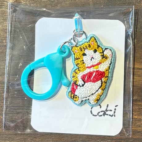 ｃｏｋｉ 特大寿司を持って飛ぶ猫 刺繍キーホルダー A