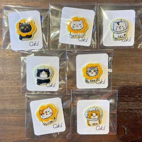ｃｏｋｉ エリザベスカラー猫 刺繍ブローチ