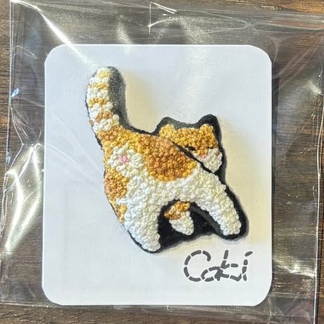 ｃｏｋｉ おしりを見せつける猫 刺繍ブローチ
