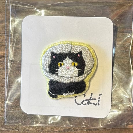 ｃｏｋｉ エリザベスカラー猫 刺繍ブローチ