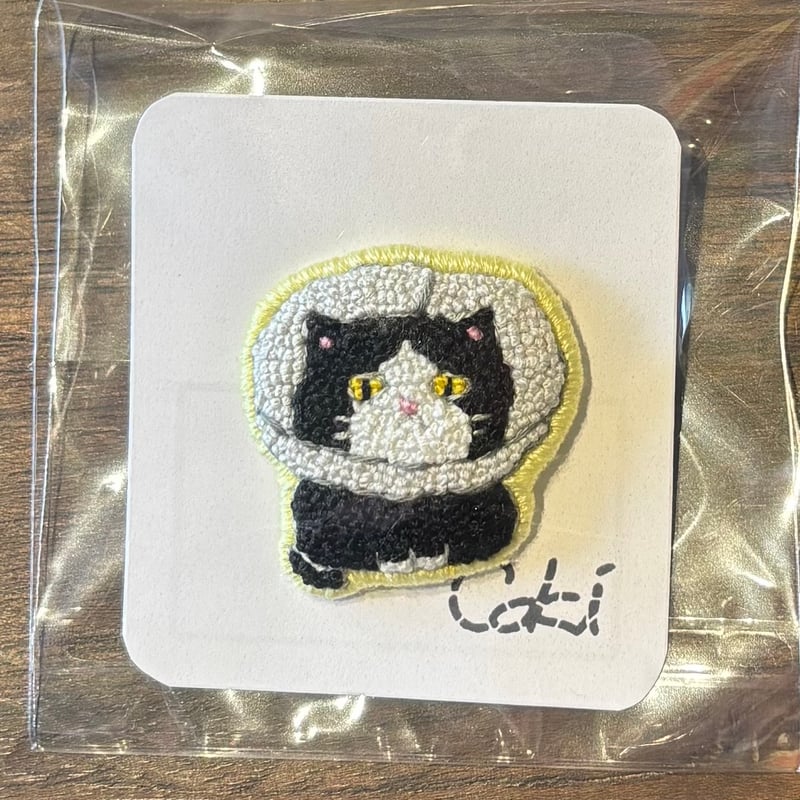 coki エリザベスカラー猫 刺繍ブローチ | 泥猫倶楽部